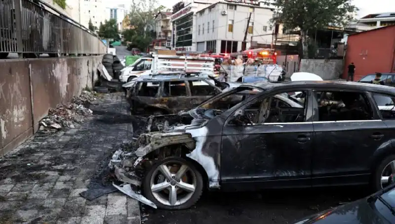 Sanayi Sitesinde Yangın: Tamir Bekleyen Araçlar Alev Alev Yandı!