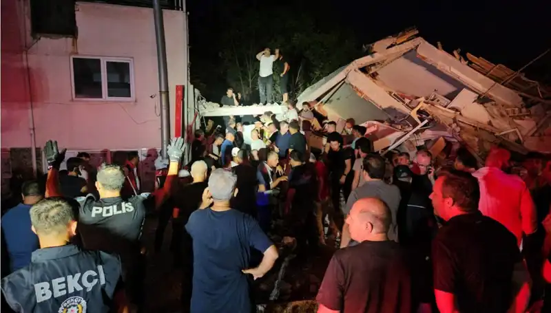 Balıkesir Sındırgı'da Şiddetli Deprem: Yıkıcı Etkisi ve Sonuçları
