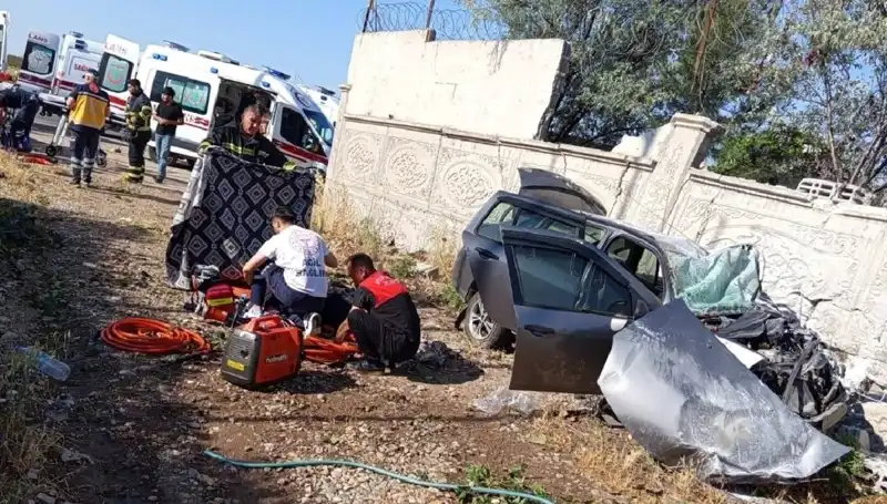 Lastiği Patlayan Araç, İstinat Duvarına Çarptı: Faciada 1 Ölü, 6 Yaralı